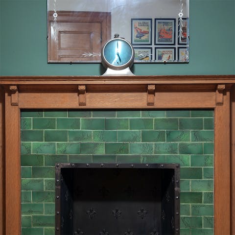 A Kelly green mantel