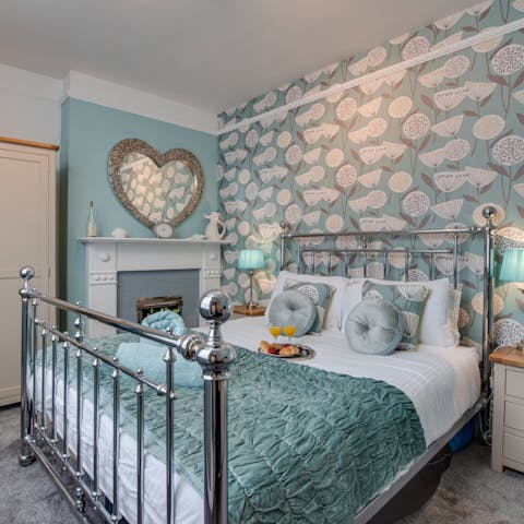 Wake up in the blue-hued bedroom, feeling rested and ready for another day of Whitby exploring