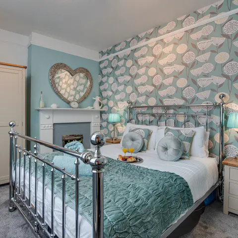 Wake up in the blue-hued bedroom, feeling rested and ready for another day of Whitby exploring