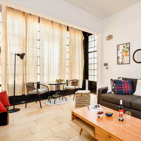 Relax in the light-filled living room, thanks to warehouse-style windows