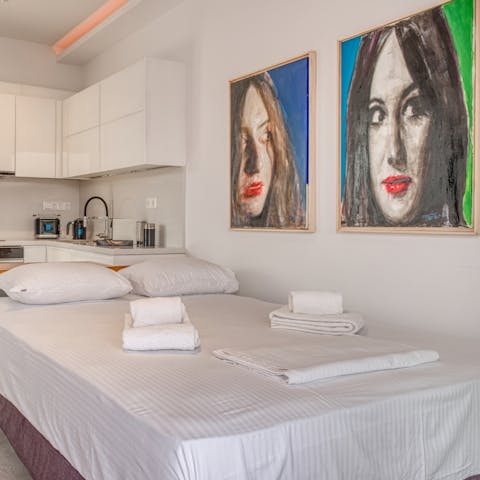 Get a good night' s sleep in the comfy bed and wake up well-rested and ready to explore