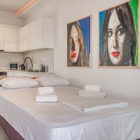 Get a good night' s sleep in the comfy bed and wake up well-rested and ready to explore