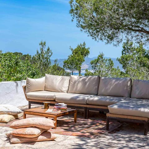 Lounge on the sofa while admiring the sea views