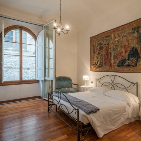 Wake up in the majestic bedroom to the sound of Florence's church bells