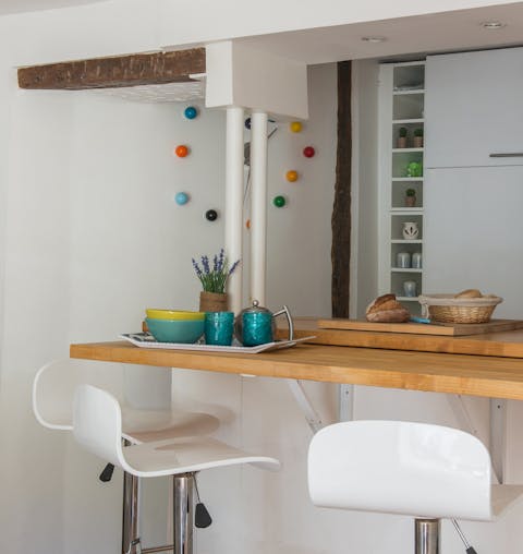 A crisp contemporary breakfast bar