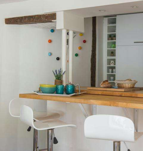 A crisp contemporary breakfast bar