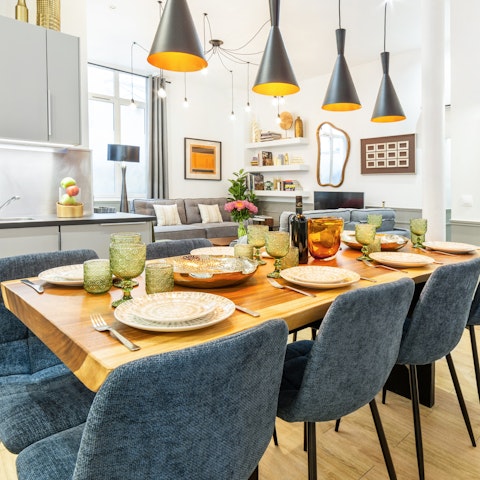 Practise your French-style cooking and serve up your culinary creations at the elegant dining table