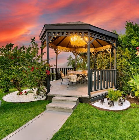 Enjoy romantic moments in the pretty garden