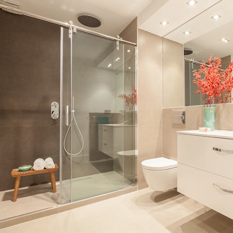 Start mornings with a luxurious soak under the bathrooms' rainfall showers