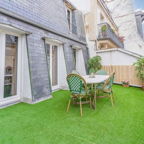 Relax on the terrace with a glass of Champagne