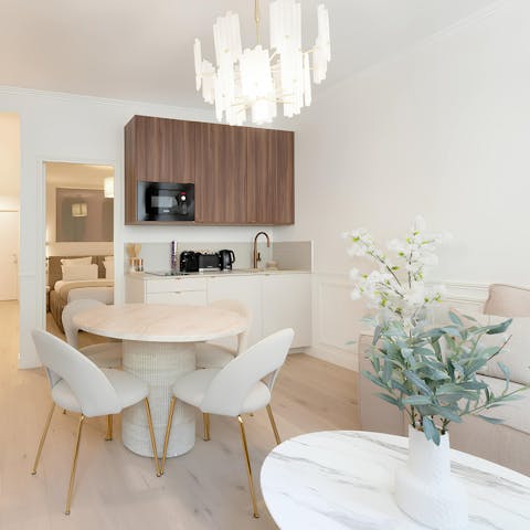 Cook crêpes in the chic kitchenette