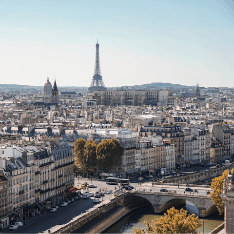 Explore Paris using the Metro – Brochant is minutes away