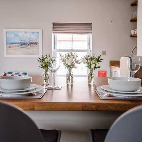 Come together for a tête-à-tête at the breakfast bar with views of the bustling high street below