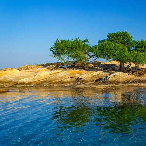 Go snorkelling in the calm water of Pefkochori – it's a fifteen-minute walk away