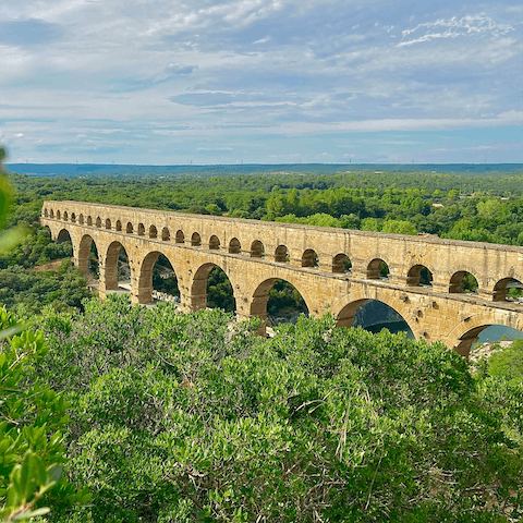 Stay just thirty minutes away from the city of Nîmes