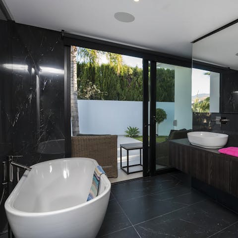 Unwind after a day on the golf course in the huge free-standing bath tub 