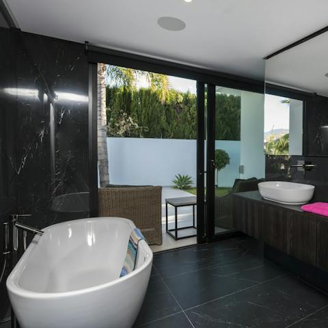 Unwind after a day on the golf course in the huge free-standing bath tub