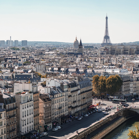 Stay a short walk from the beautiful Parc Monceau