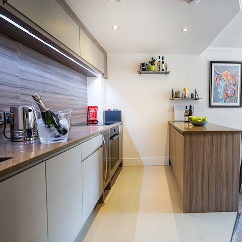 Fix up a tasty meal in the modern, well-equipped kitchen