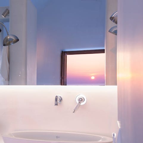 Don't miss out on your gorgeous view even for a minute – wash off the sand and sea water with this gorgeous view