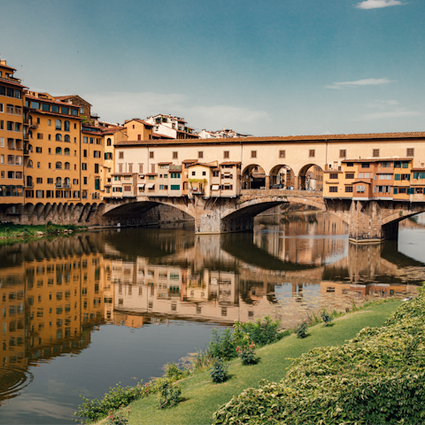 Wander along the iconic Ponte Vecchio, just 1.5 kilometres away