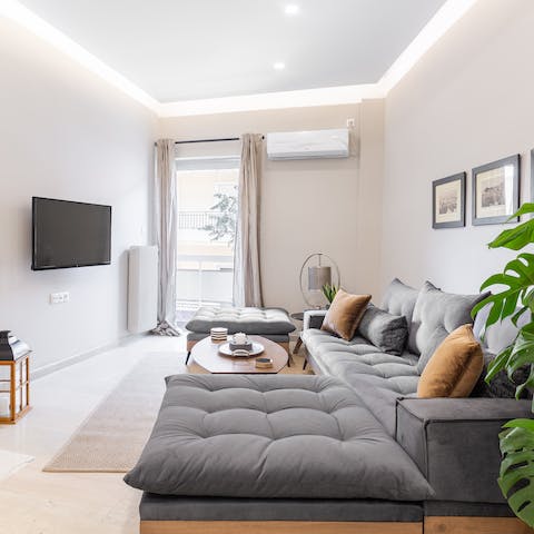 Open the balcony doors and enjoy the lightness of city living in the lounge