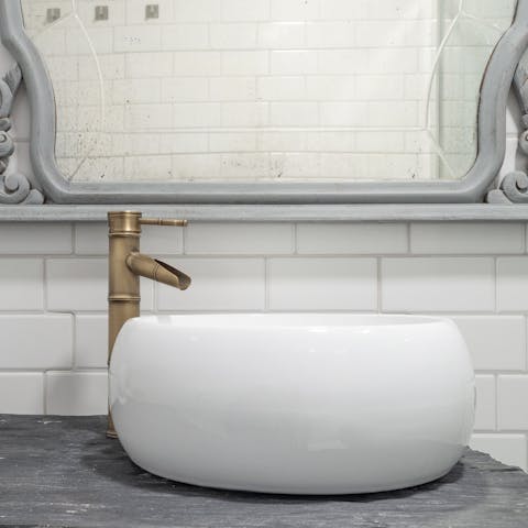 Get ready for a night out in Madrid in the stylish bathroom