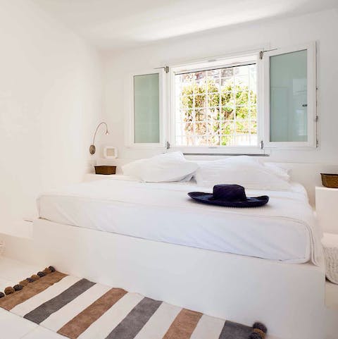 Drift off effortlessly – your sleep soundtracked by the waves lapping at the shore