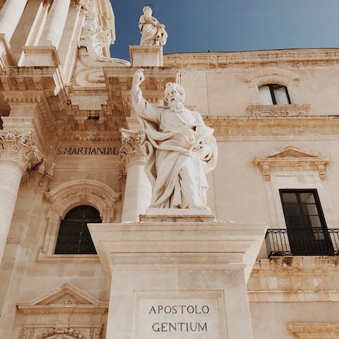 Discover the fascinating history of Syracuse, just over twenty minutes away