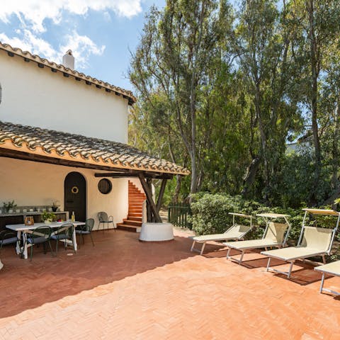 Dine or lounge in the private, sunny garden