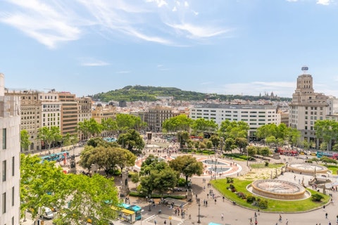 Stay in the heart of Barcelona, just moments from Plaça Catalunya