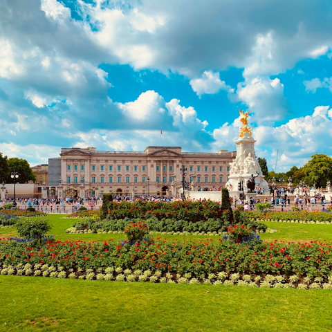 Discover the iconic Buckingham Palace