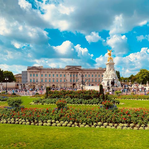 Discover the iconic Buckingham Palace