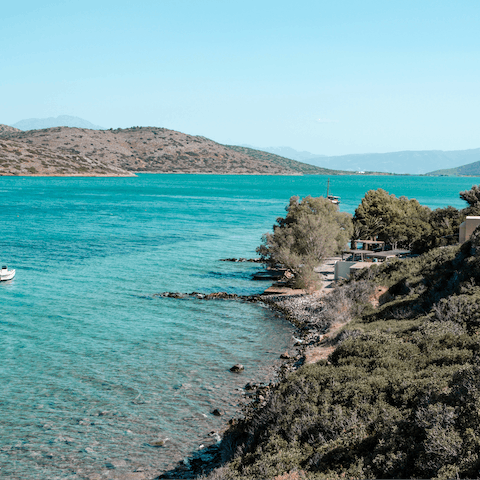 Explore Plaka on Crete's coast – the beach is just 700m away