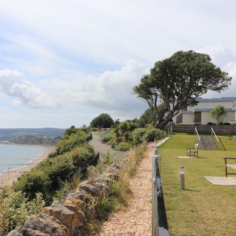 Take the private path from the communal gardens to reach the sea in two minutes