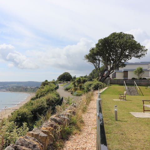Take the private path from the communal gardens to reach the sea in two minutes