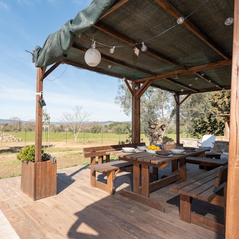 Dine alfresco – there's a barbecue to cook on
