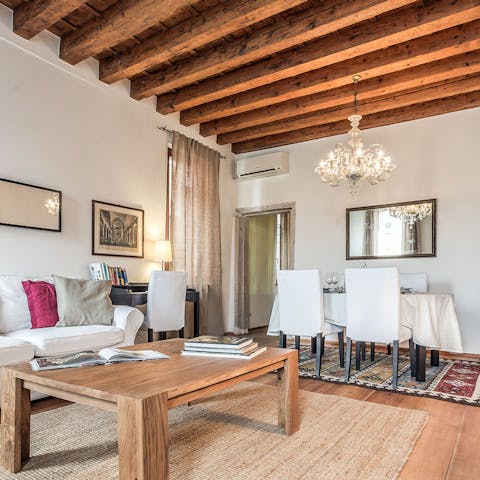 Enjoy the atmosphere created by the wood-beam ceiling