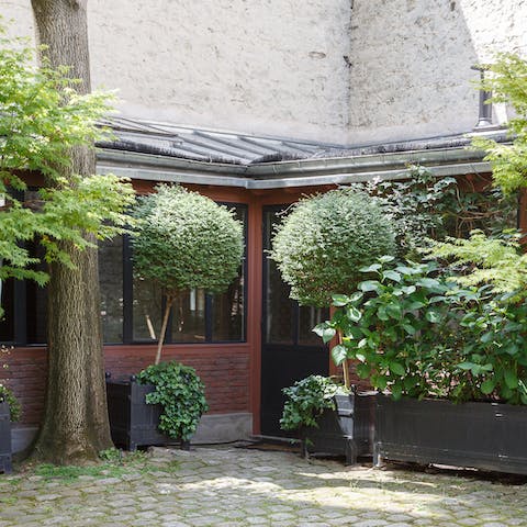 Stay in a quiet courtyard cottage in the middle of Paris