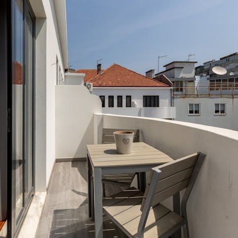 Whizz up some fruit in the juicer and enjoy a cold drink on the sunny balcony