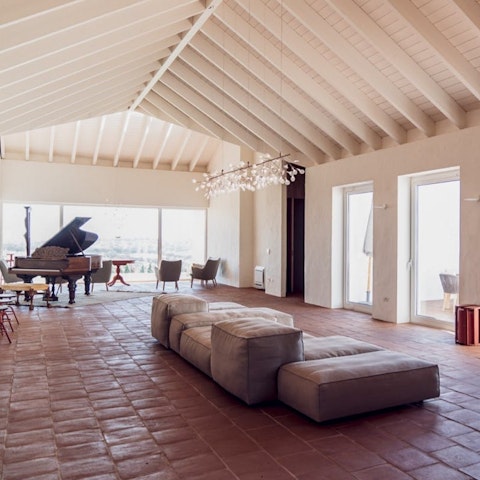 Make this the meeting spot for pre-dinner drinks