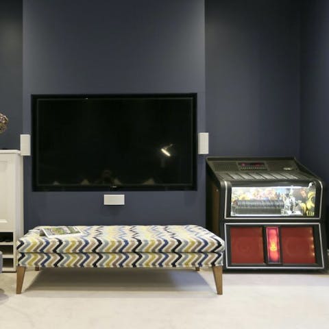 Catch the game and put your favourite records on the retro jukebox