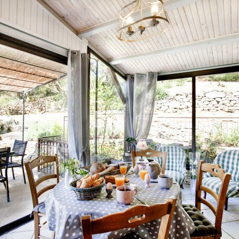Commune in bright spaces