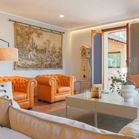 Make aperitivos in the elegant living room the new ritual