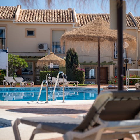 Enjoy a dip in the shared swimming pool after a game on the tennis court