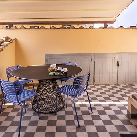Sit down to an alfresco meal on the kitchen's separate terrace