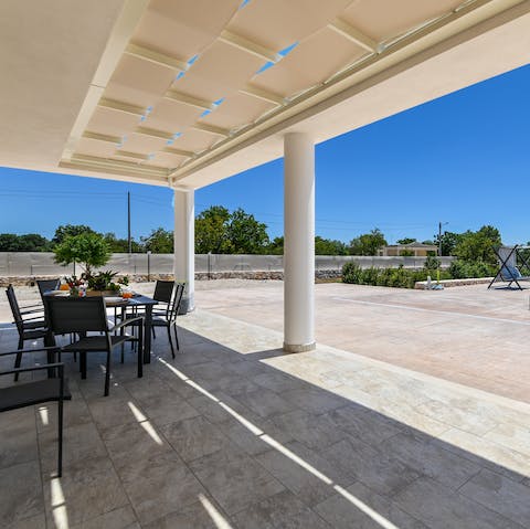 Dine in the shade of the veranda – will you cook local seafood on the barbecue?