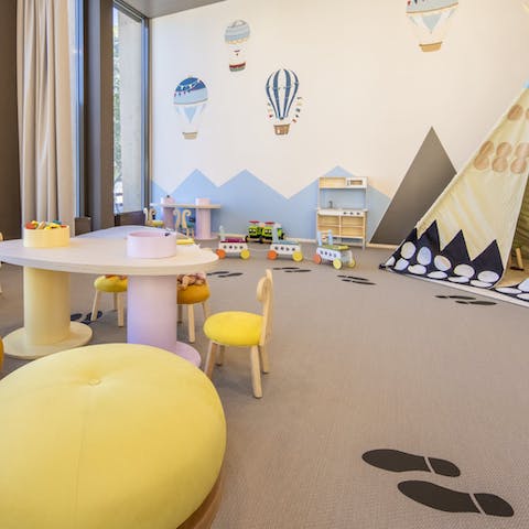 Play with the little ones in the shared kid's room