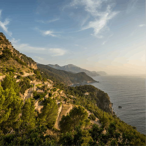 Enjoy your stay on the picturesque coast of north Mallorca, just moments away from the beach