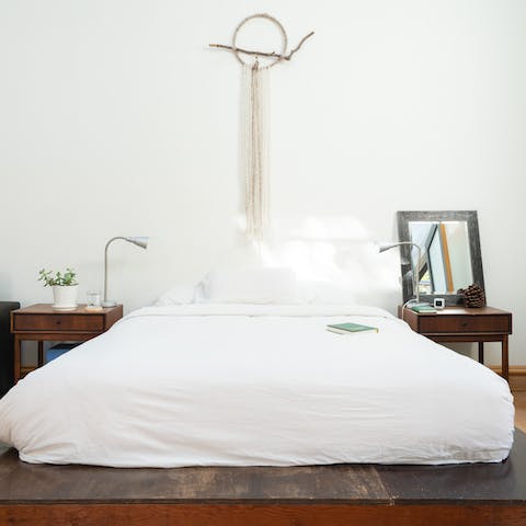 Effortlessly clear your mind and relax among the simple yet elegant bedroom decor